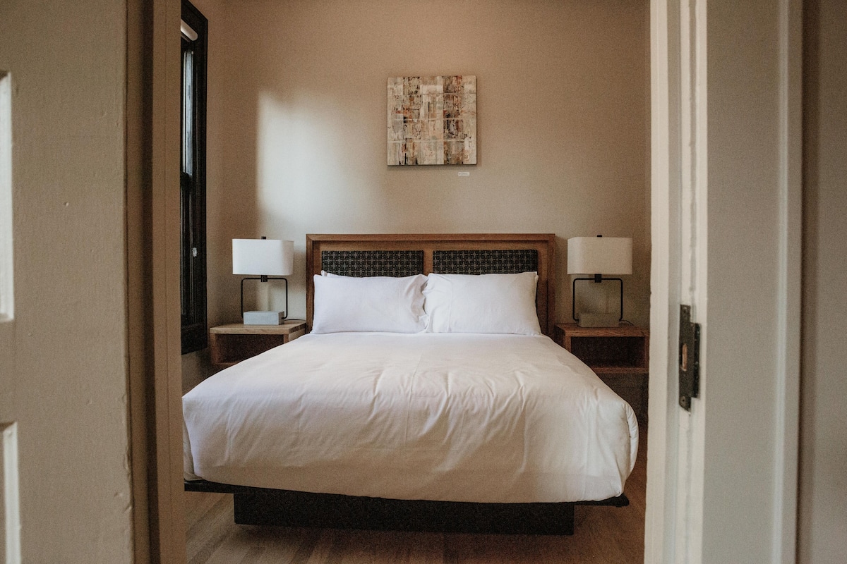Suite, 1 cama Queen size y sofá cama | 1 habitación, tabla de planchar con plancha, wifi gratis y ropa de cama