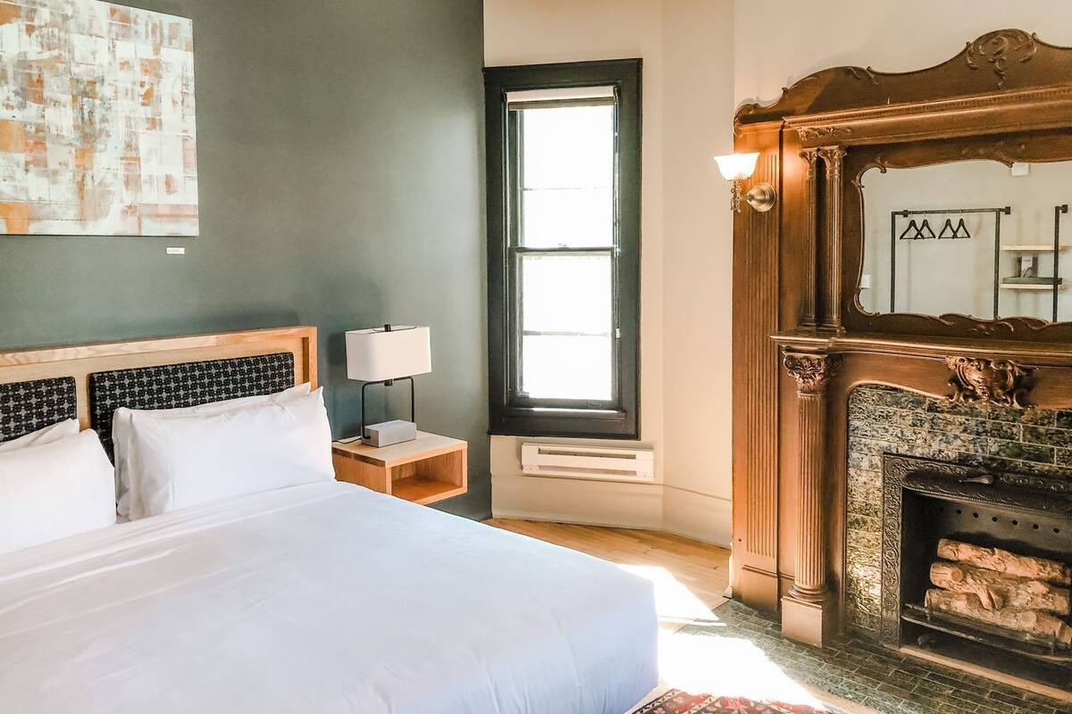 Iron/ironing board, free WiFi, bed sheets