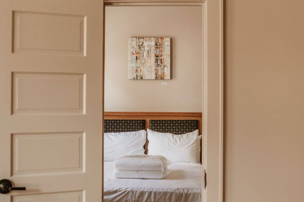 Iron/ironing board, free WiFi, bed sheets
