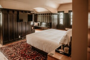 Standard Room, 1 King Bed | Iron/ironing board, free WiFi, bed sheets