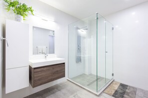 Dusche, kostenlose Toilettenartikel, Handtücher, Seife
