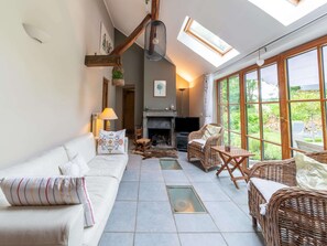 Cottage | Woonruimte | Televisie en een open haard