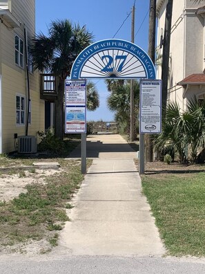 Property grounds - Beach Condo & Pool Relaxing Getaway! Short Stride to Beach, Pet Friendly. Unit 5 (Panama City Beach)