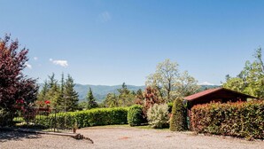 A gravel driveway leading to a wooden building with a red roof, surrounded by well-maintained hedges and trees. - Villa in Lonnano With Pool (Pratovecchio Stia)