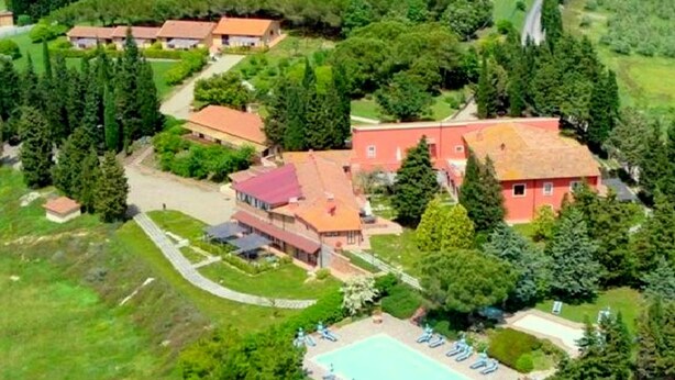 An aerial view of a resort with multiple buildings, a swimming pool, and surrounding greenery. - Belvilla by OYO Montaione Bilo Quattro (Montaione)