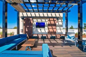 Terrace/patio - Luxury 1BR | Free Parking & WiFi | Outdoor Pool & Terrace (Mountain View)