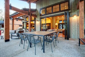 Outdoor dining - Luxury Golf Views & Suncadia Pool Access (Cle Elum)