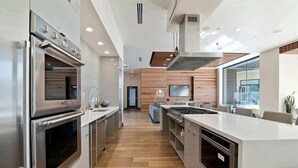 A modern kitchen with stainless steel appliances, a central island, and a view to the outside. - Spacious 2BR | Full Kitchen & Laundry | Gym | Mountain View (Mountain View)