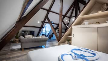 Ropa de cama de alta calidad y espacio para trabajar con laptop
