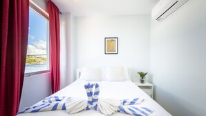 2 bedrooms, laptop workspace, iron/ironing board, free cots/infant beds - Private City Centre Apartment Located at Famous Handelskade (Willemstad)