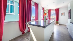 Oven, stovetop, dishwasher, cookware/dishes/utensils - Private City Centre Apartment Located at Famous Handelskade (Willemstad)