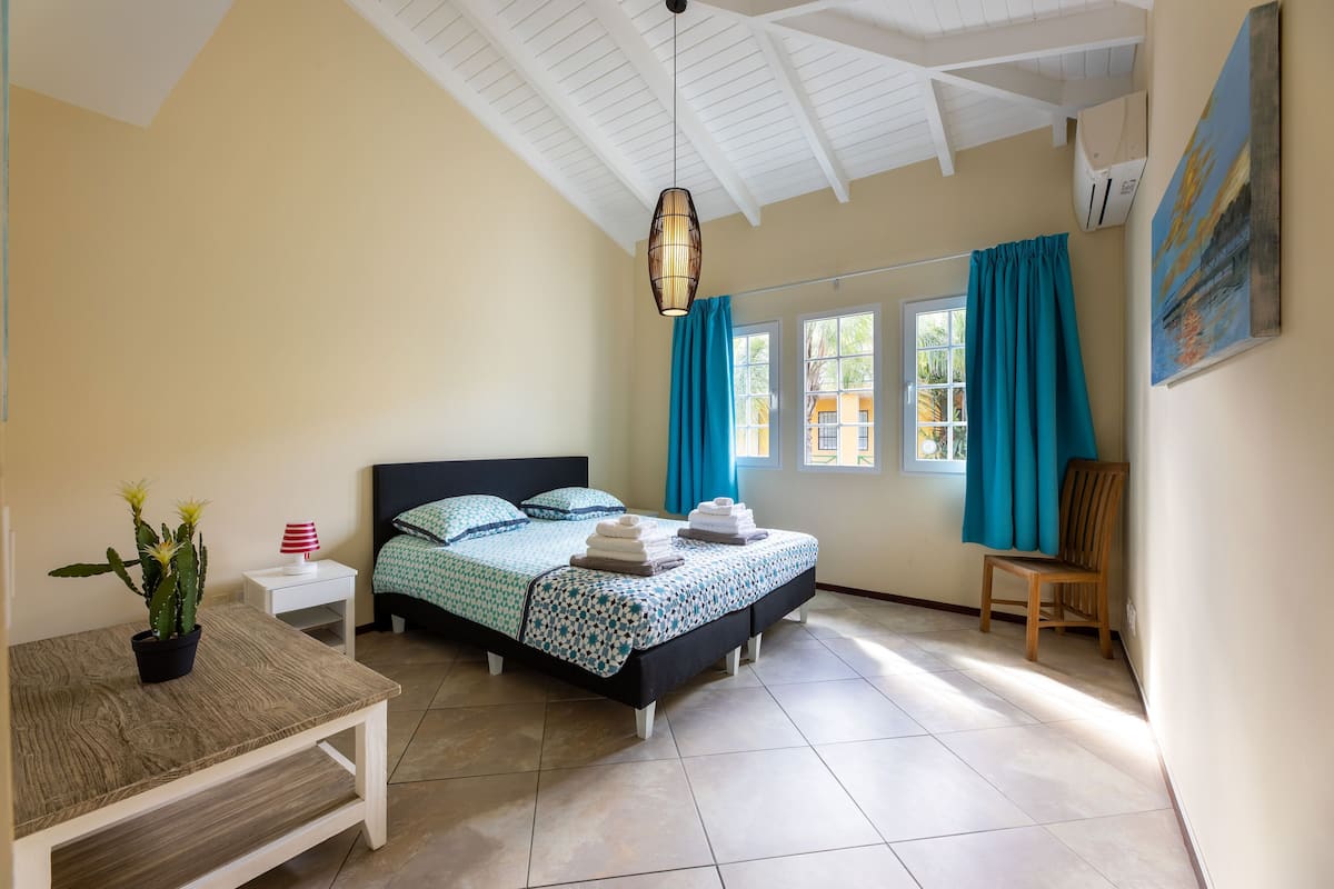 3 kamar tidur, seprai premium, dan ruang kerja ramah laptop