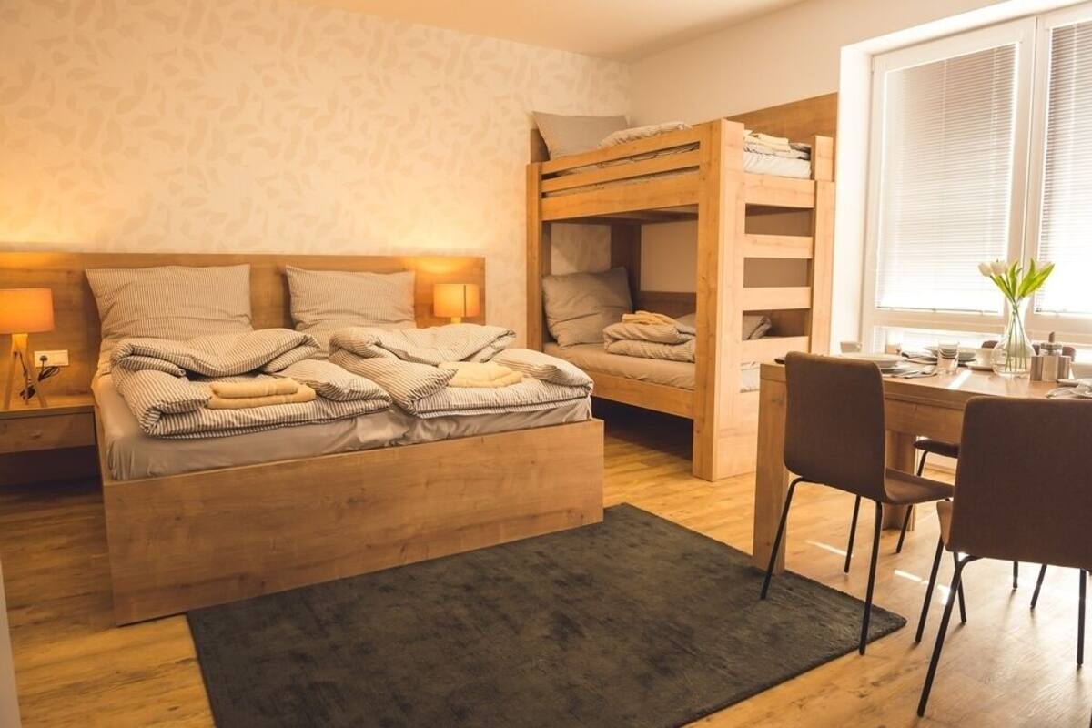 Quarto com beliche, escrivaninha e cadeira.