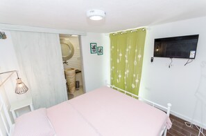 In-room safe, iron/ironing board, free WiFi