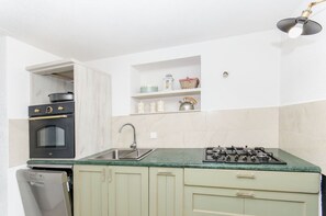 Private kitchen | Fridge, microwave, oven, stovetop - Villa Rokova Vala (Selca)