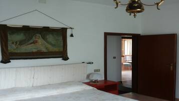 Nhà | 2 phòng ngủ, trang bị nội thất với thiết kế riêng biệt, bộ trải giường