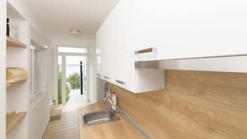 Eigene Küche | Kühlschrank, Mikrowelle, Ofen, Herdplatte