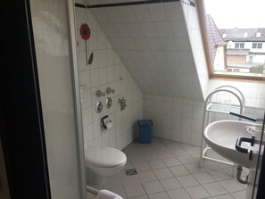Shower, hair dryer - Charming Villa in Nienhagen With Garden (Nienhagen)