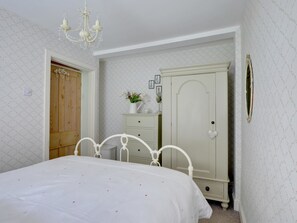 2 bedrooms, individually furnished, bed sheets - Tranquil Holiday Home in Dolgellau near Zip World (Dolgellau)