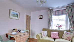 Living room - Tranquil Holiday Home in Dolgellau near Zip World (Dolgellau)
