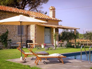 A stone house with a tiled roof, a swimming pool, and outdoor seating with umbrellas. - 4 Person Villa with Private Swimming Pool & Garden in Lovely Surroundings near Cortona (Cortona)