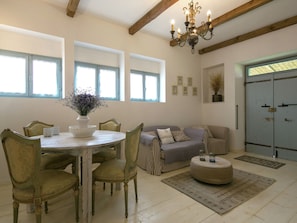 Villa | Dining - 4 Person Villa with Private Swimming Pool & Garden in Lovely Surroundings near Cortona (Cortona)
