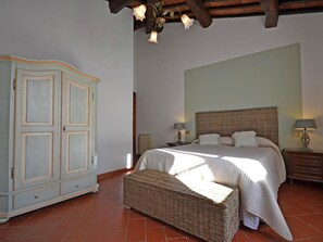 Villa | 4 bedrooms, individually furnished, bed sheets - Villa in Cortona With Pool & Countryside Views (Cortona)
