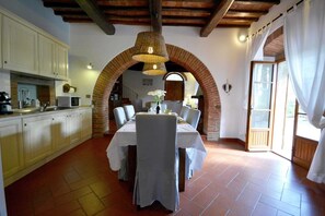Villa | Dining - Villa in Cortona With Pool & Countryside Views (Cortona)