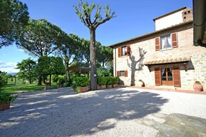 Villa | Exterior - Villa in Cortona With Pool & Countryside Views (Cortona)