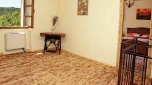Room - Peaceful Decorated Istrian House With Pool, Wifi, Airco, Parking, Panoramic View (Buzet)
