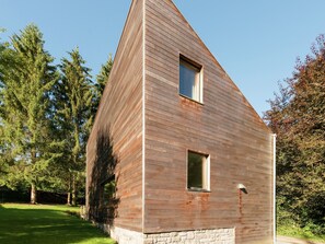 A modern wooden house with a sloped roof and two windows. - La Dolina: Eco-chic Stay (Durbuy)