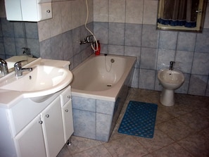 Apartment | Bathroom - Spacious Apartment With sea View, Near the Beach (Pag)