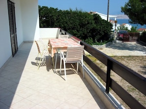Balcony - Spacious Apartment With sea View, Near the Beach (Pag)