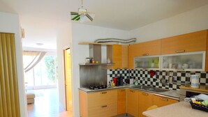 Una cucina moderna con mobili in legno, piano cottura a gas e uno schienale a scacchi.