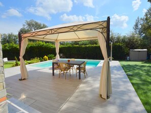 Villa | Zwembad | Een binnenzwembad en een buitenzwembad