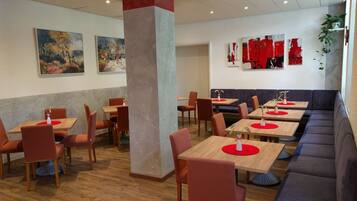 Tägliches inbegriffenes kontinentales Frühstück