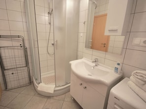 Apartment | Bathroom | Shower, towels