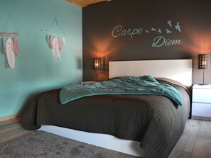 House | 4 bedrooms, individually furnished, bed sheets - Holiday Home in Hastiere Near Adventure Park (Doische)