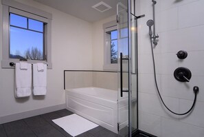Kombination af bruser/badekar, hårtørrer, Shampoo