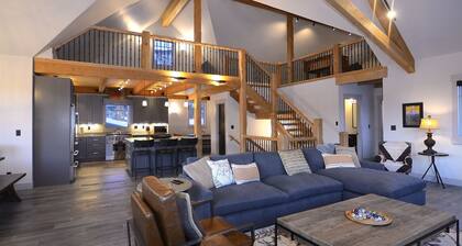 Larkspur Lodge/Luxury Home only Minutes to Town at the Country Club! Great Views