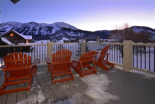 Larkspur Lodge