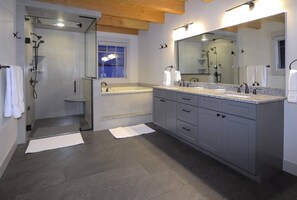 Combined shower/tub, hair dryer, shampoo - Larkspur Lodge (Crested Butte)