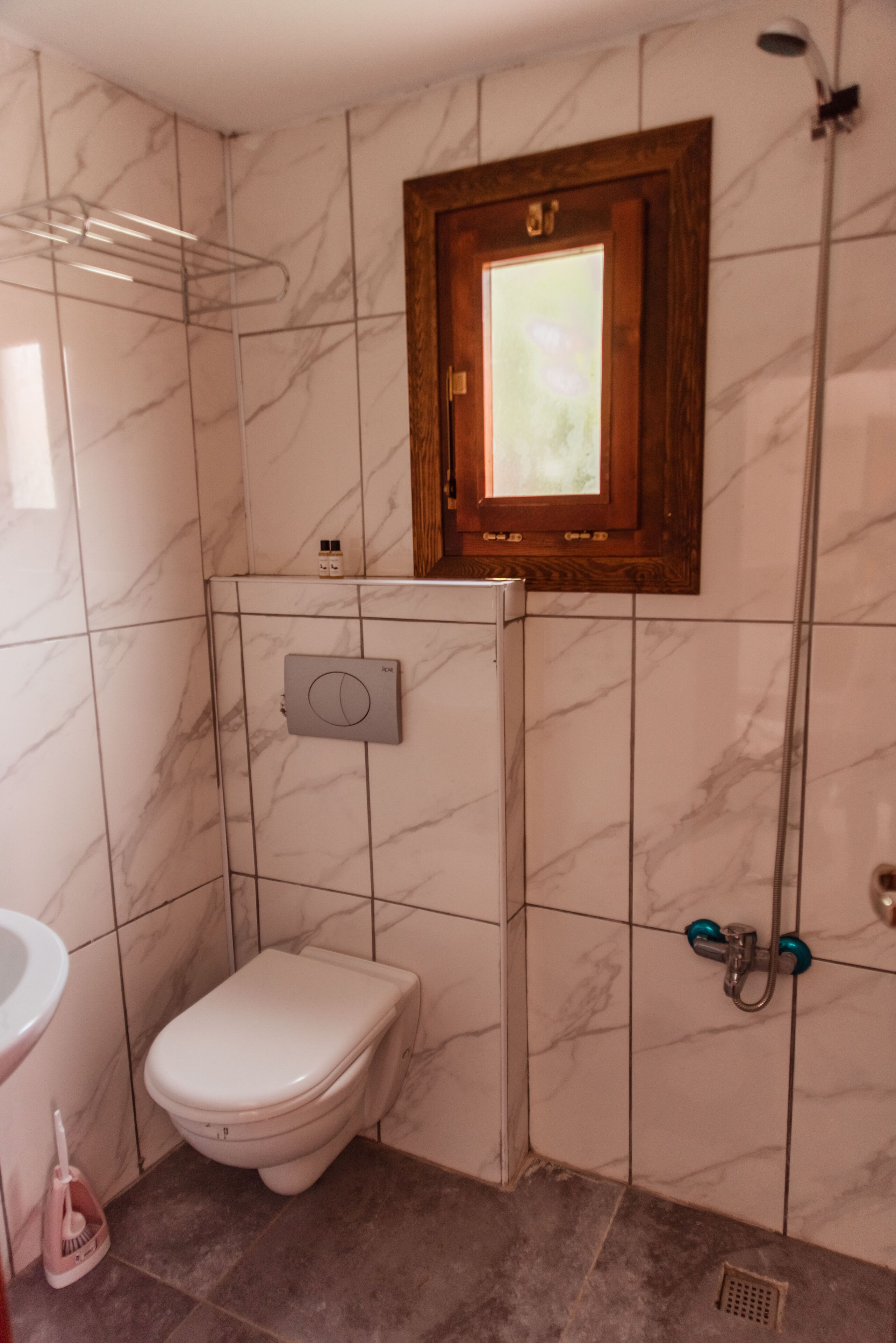 1 bedroom, egyptian cotton sheets, premium bedding, memory-foam beds