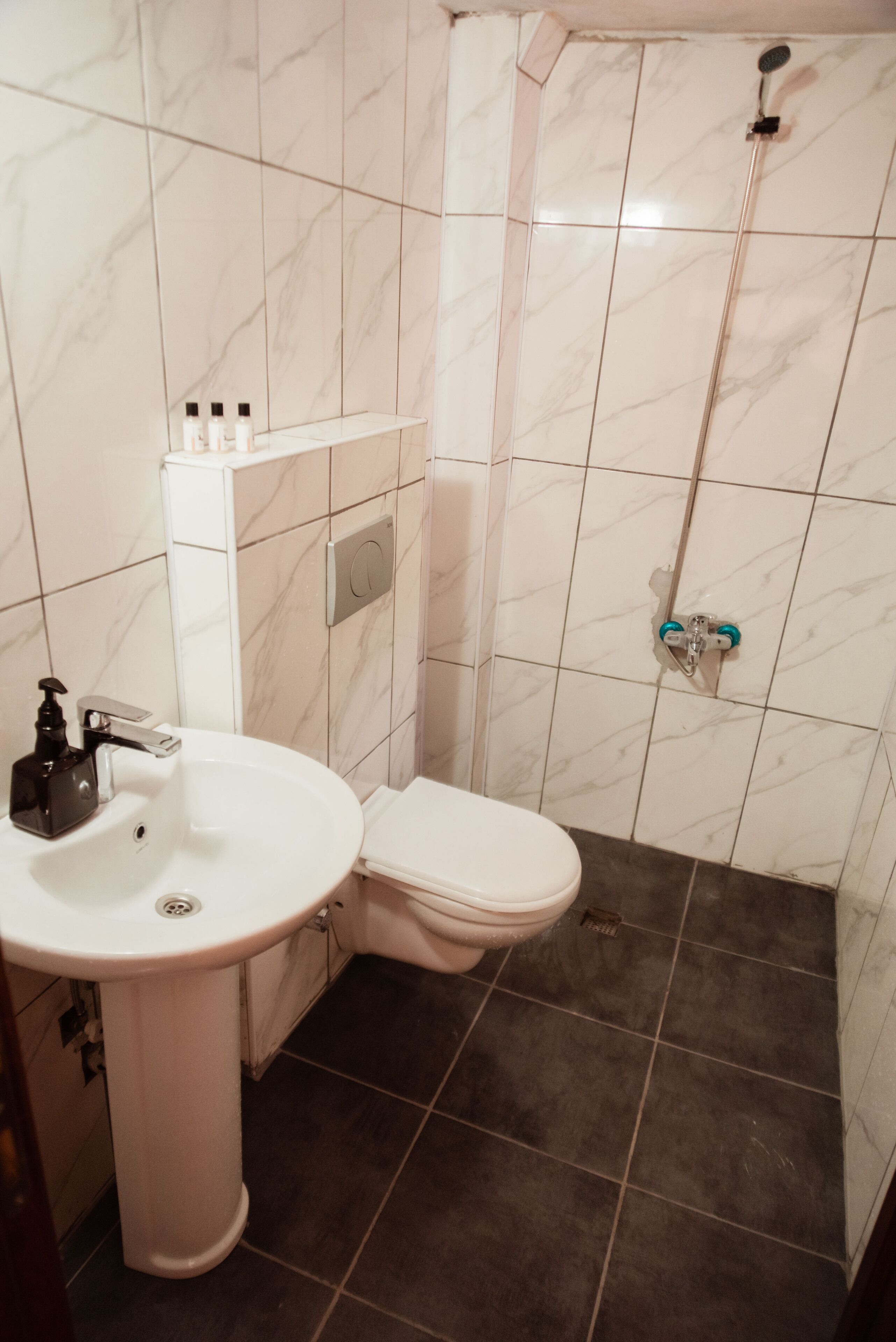 shower, hydromassage showerhead, free toiletries, hair dryer