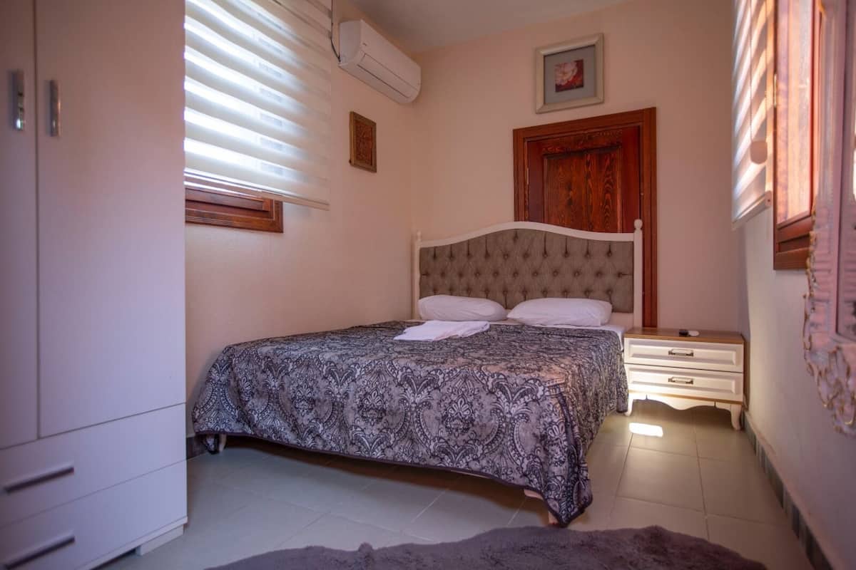 Egyptian cotton sheets, premium bedding, memory-foam beds, desk