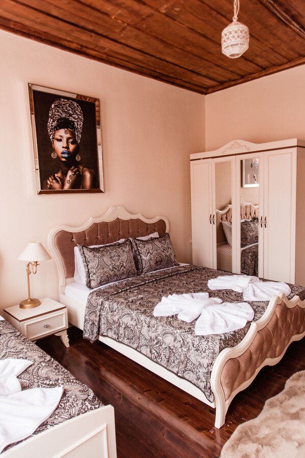 Triple Room, Shared Bathroom | Egyptian cotton sheets, premium bedding, memory foam beds, desk