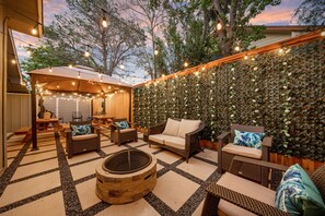 Outdoor dining - DISCOUNTED! Modern & luxury Home. TOTALLY RENEWED!! (Mesquite)