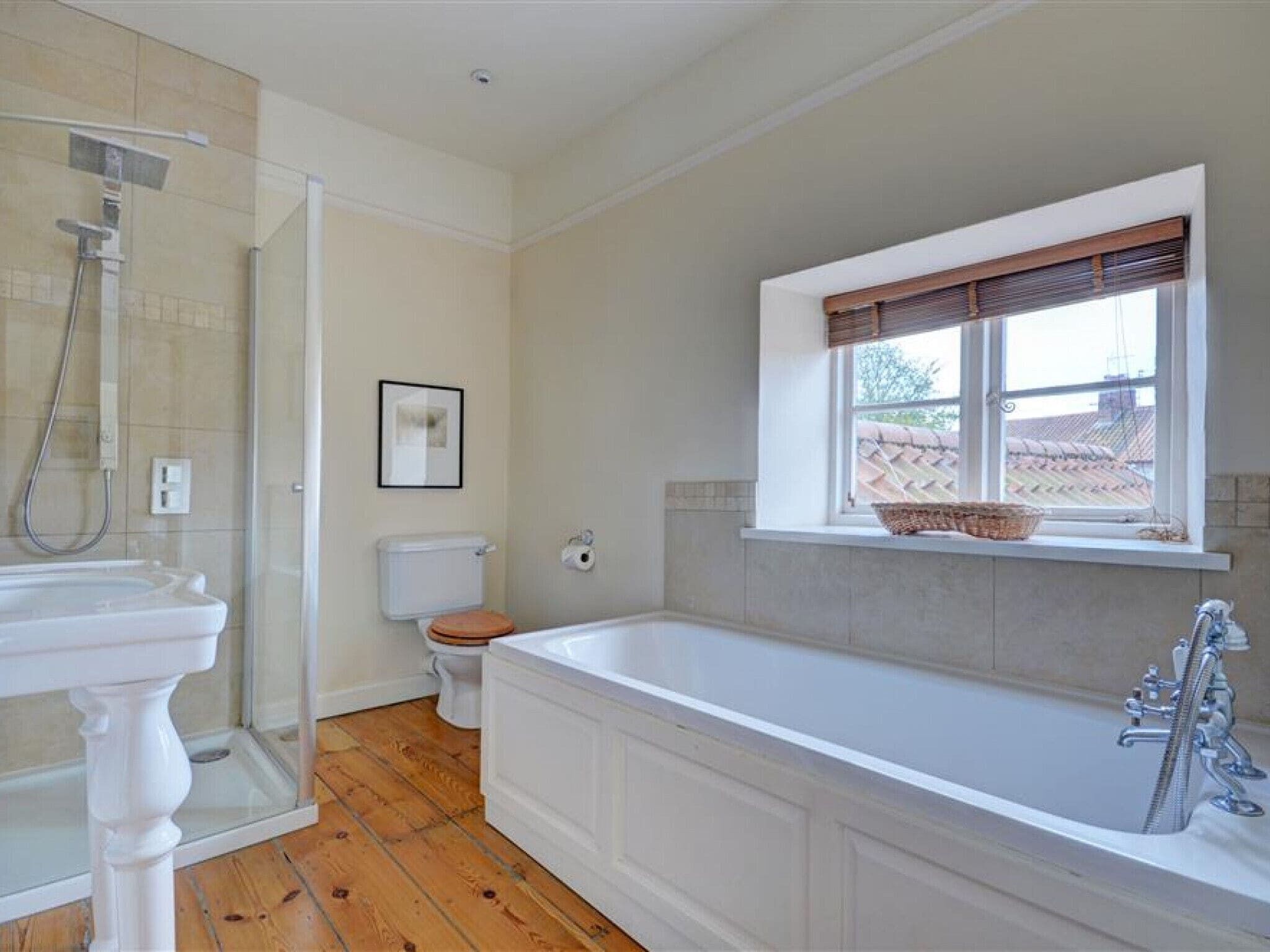 Combined shower/bathtub, towels
