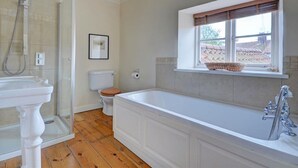 Bathroom - Charming Holiday Home in Blakeney With Garden (Holt)
