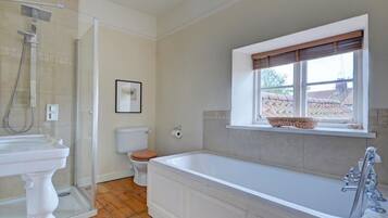 Combined shower/bathtub, towels